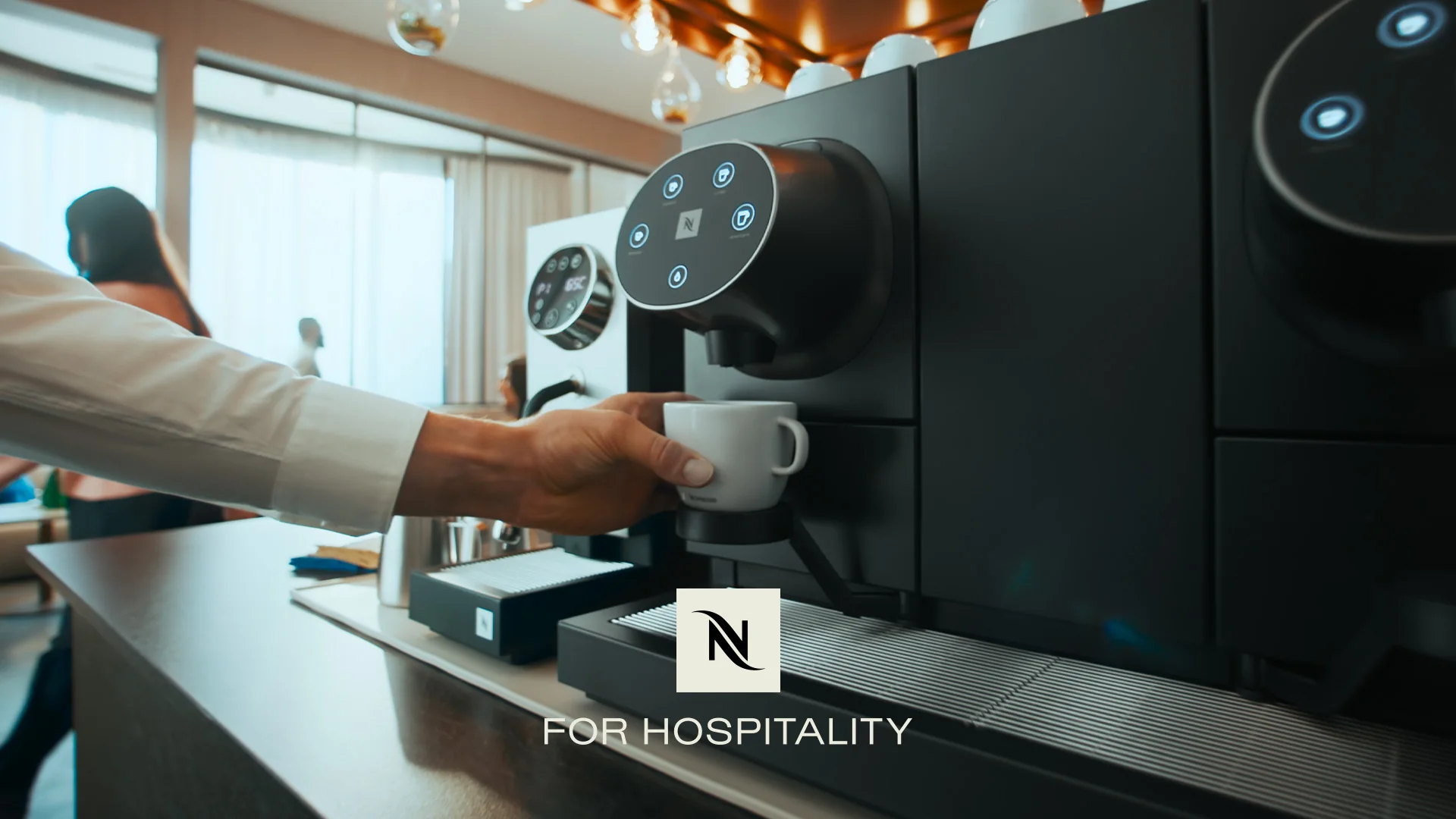 Momento Black Series serving coffee in a hospitality setting